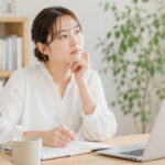 文章を考える女性